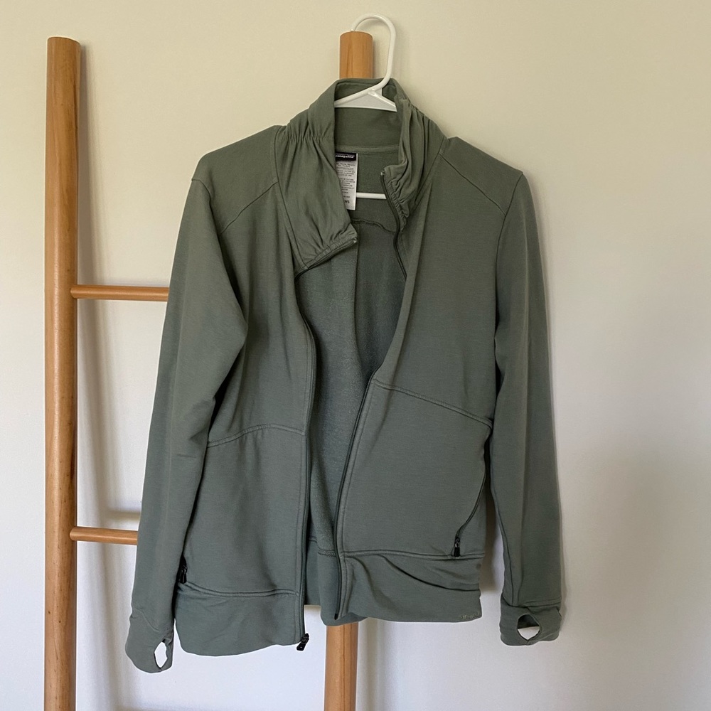 Patagonia / zip up sweater with thumb holes / large